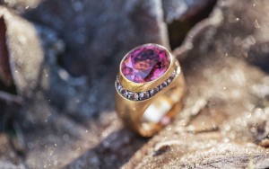 Close-Aufnahme eines Rings aus dem LEHNSTEIN-Imagefilm über Uli Milz Juwelenbaukunst