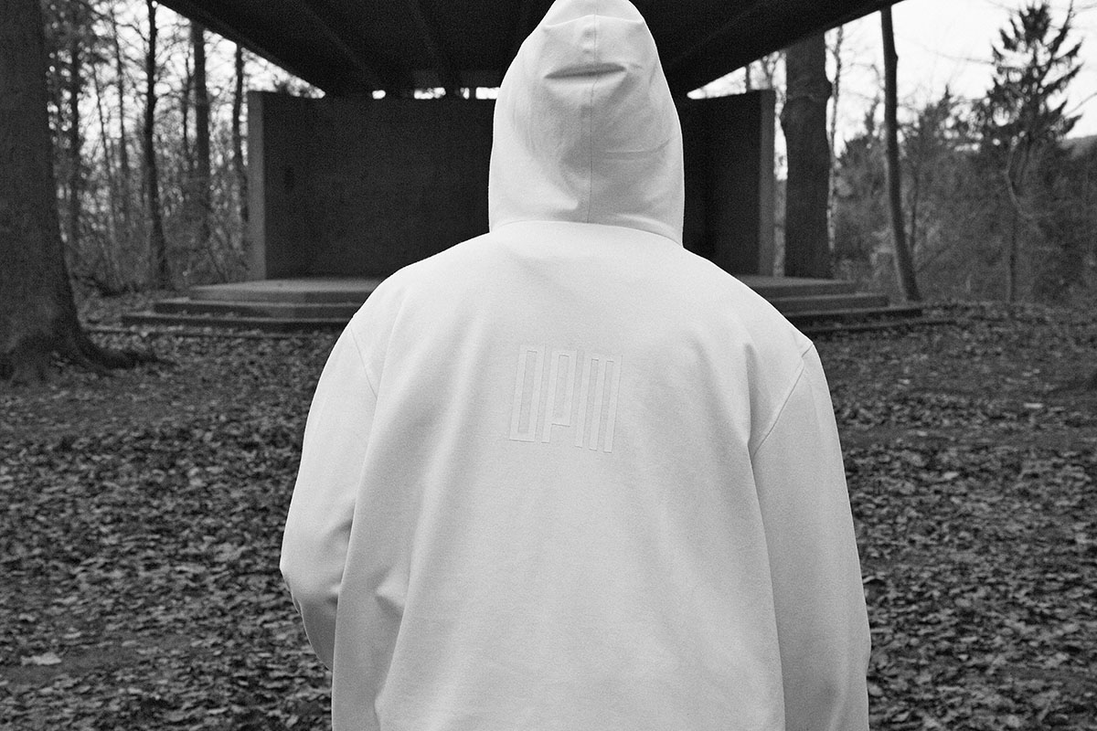 Hoodie von OPM im Film über die S/S-Kollektion von LEHNSTEIN